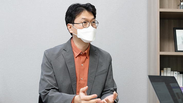 Kim Sang-ho conducting the interview