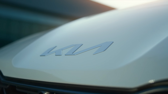자동차 보닛에 적용된 새로운 Kia CI