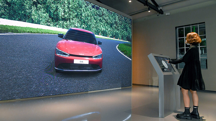 A person trying to assemble EV6 of desired specifications through 3D configurator