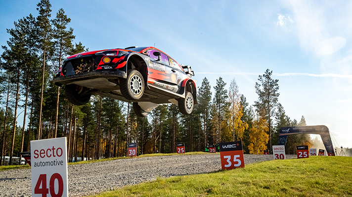 핀란드 랠리를 치르고 있는 현대 WRC car