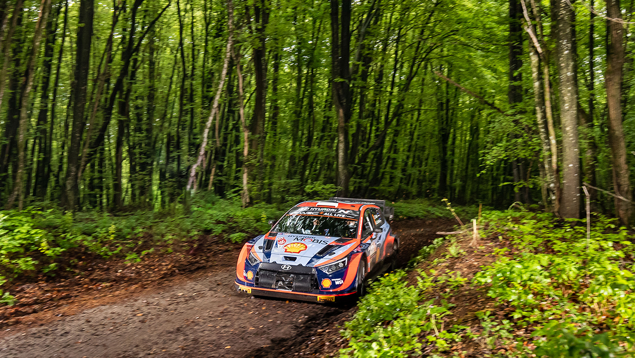 숲속을 달리고 있는 현대 i20 N WRC 랠리1의 모습