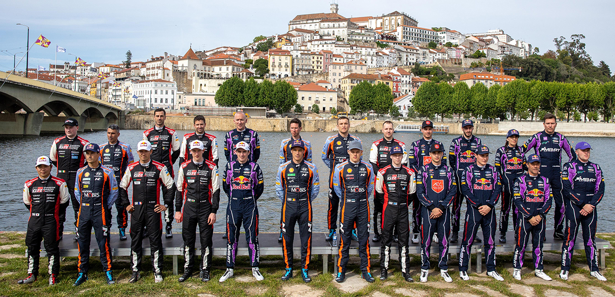 2022 WRC 4라운드에 참전하는 랠리 드라이버들이 단체로 서 있다
