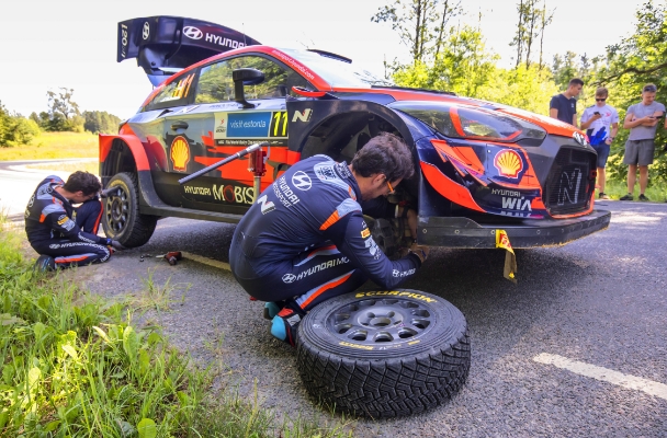 i20 WRC 랠리카의 드라이버가 타이어를 교체하는 모습