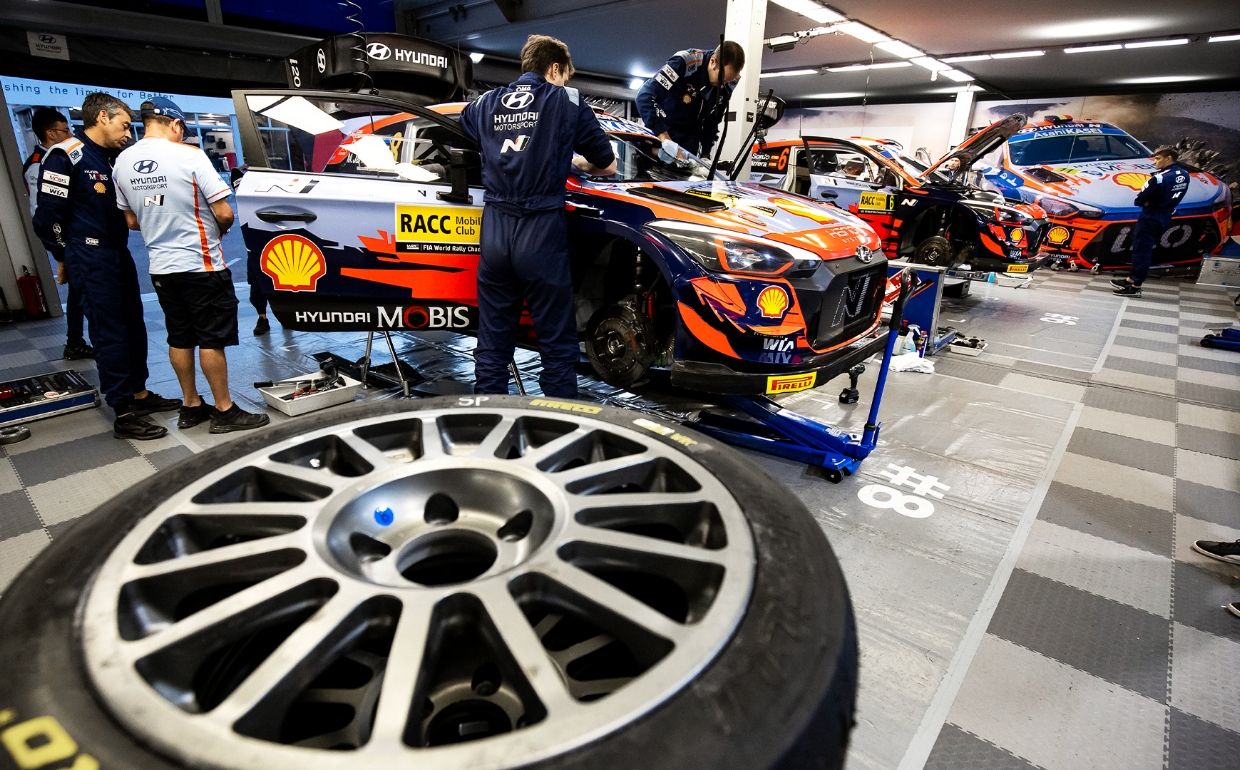 i20 WRC 랠리카를 점검하는 모습