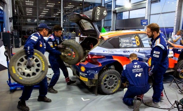 i20 WRC 랠리카의 타이어를 교체하는 모습
