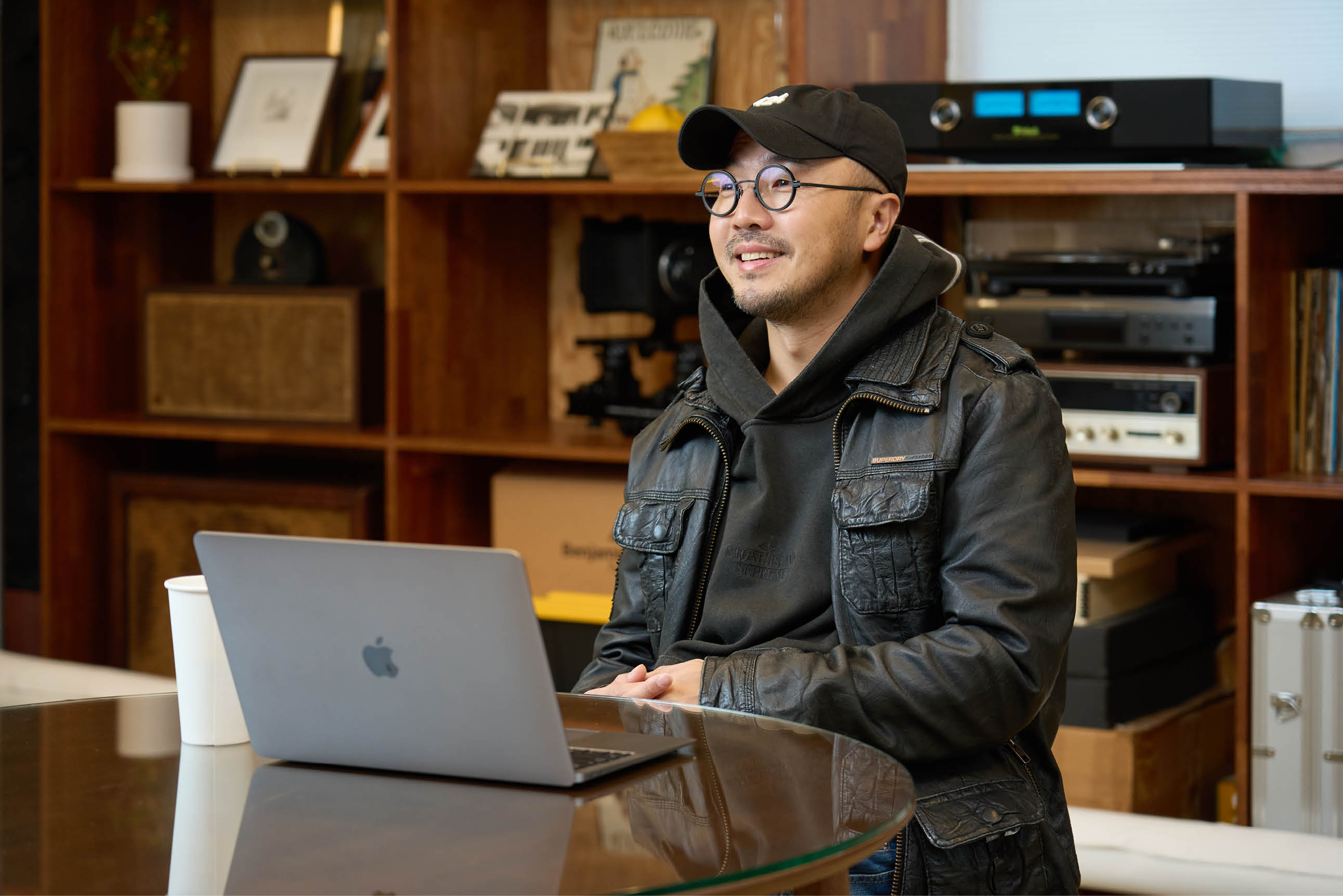 Producer Seo Seung-han being interviewed