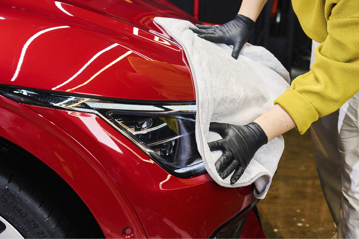 Wiping the water from the headlamp with a drying towel