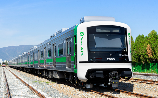 A photo of a railroad car on Seoul Line 2, a heavy train supplied by Hyundai Rotem, on the track