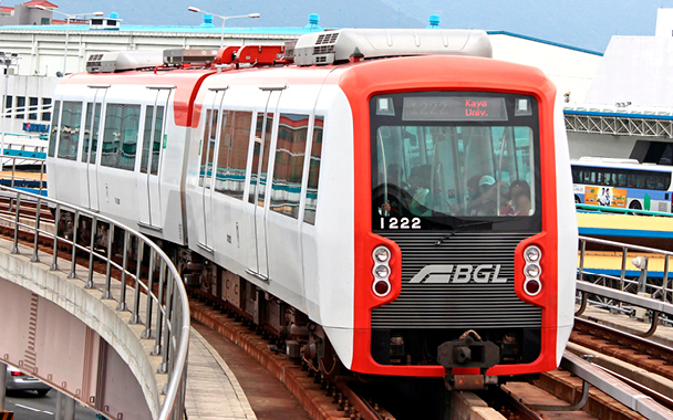 The light rail that connects Busan and Gimhae, produced by Hyundai Rotem, is running on the tracks.