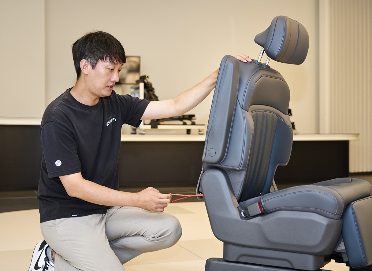 Senior researcher Jin-sik Kim explains the seat function