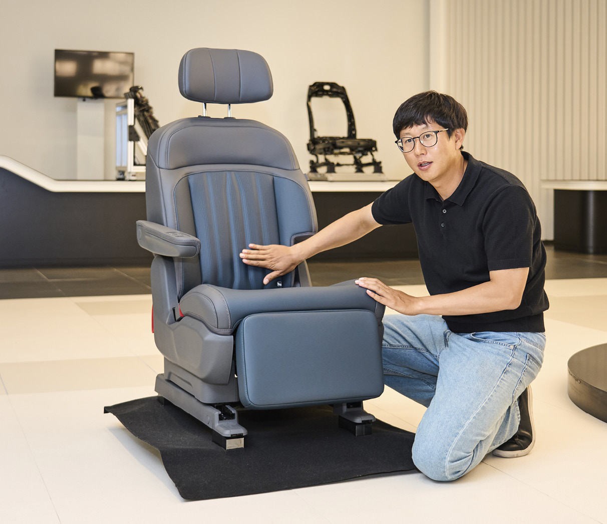 Senior researcher Hyeon-seok Song explains the seat function