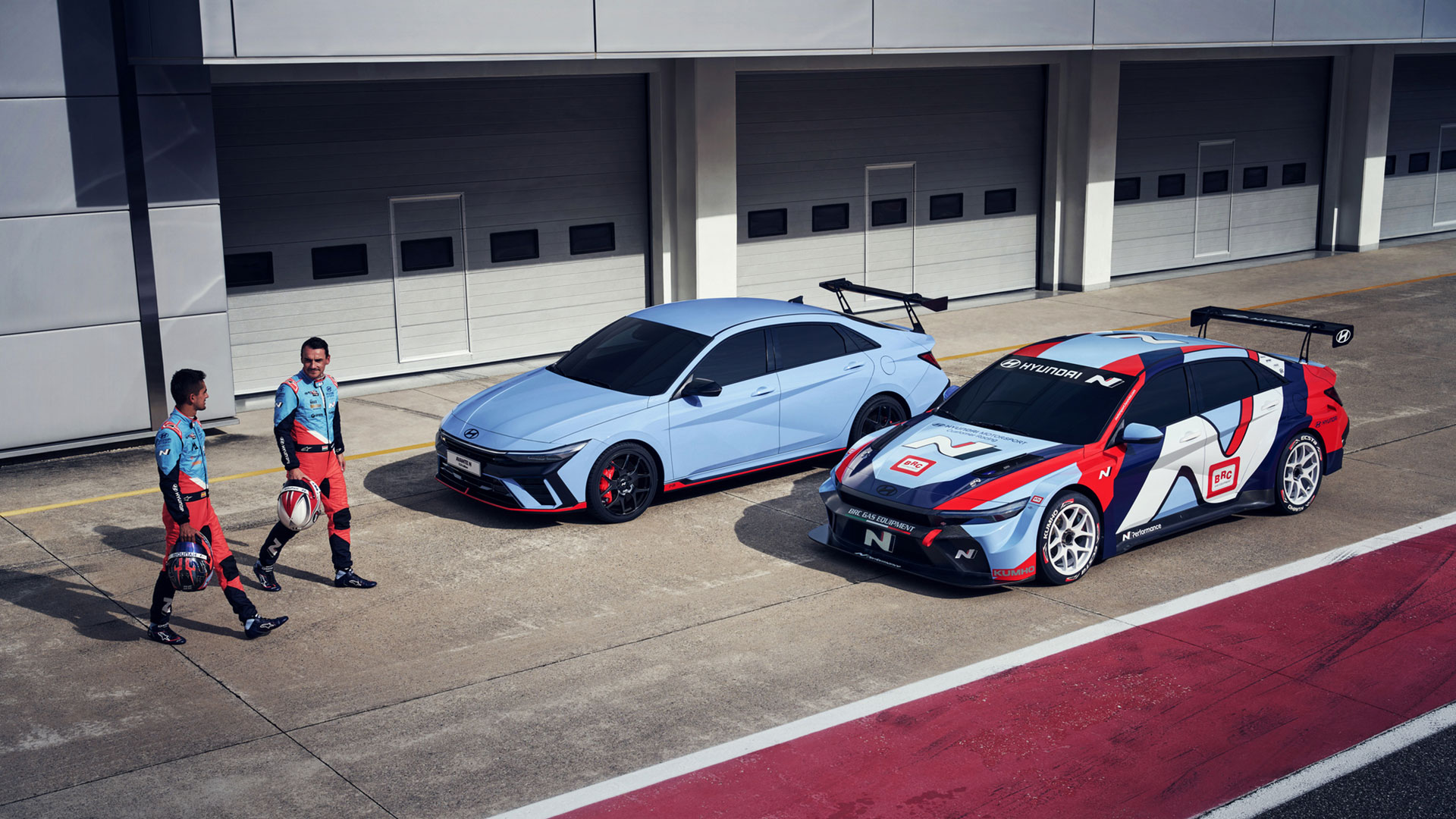 (왼쪽부터) 현대자동차 아반떼 N TCR 에디션과 TCR 월드 투어 참가 차량