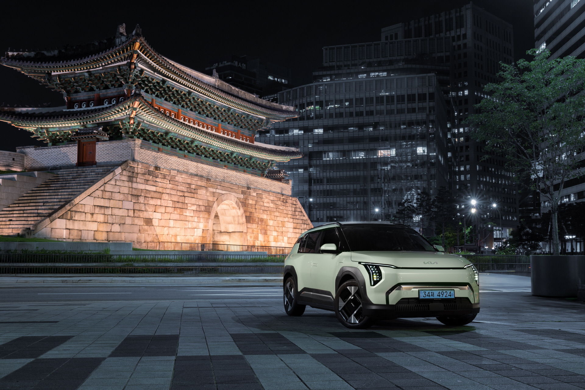 In the heart of the city, where moments slow and sounds fade, the Kia EV3 finds its quiet balance.