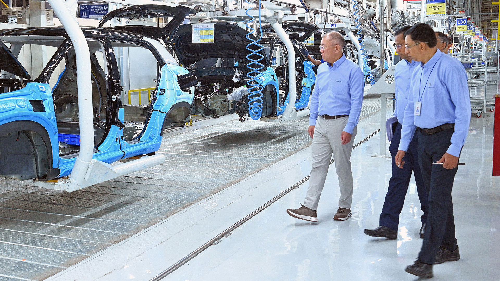 현대차그룹 정의선 회장이 현대차 인도 첸나이공장 임직원들과 함께 생산 라인을 점검하고 있다.-1