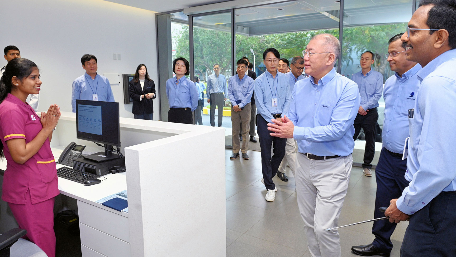 현대차그룹 정의선 회장이 현대차 인도 첸나이공장 내 위치한 통합산업보건센터를 방문하고 있다.