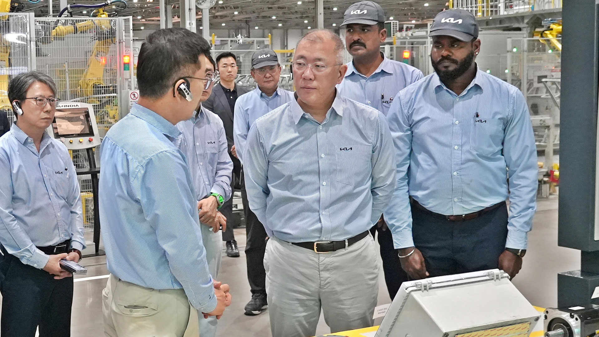 현대차그룹 정의선 회장이 기아 인도 아난타푸르공장 임직원들과 함께 생산 라인을 점검하고 있다.-2