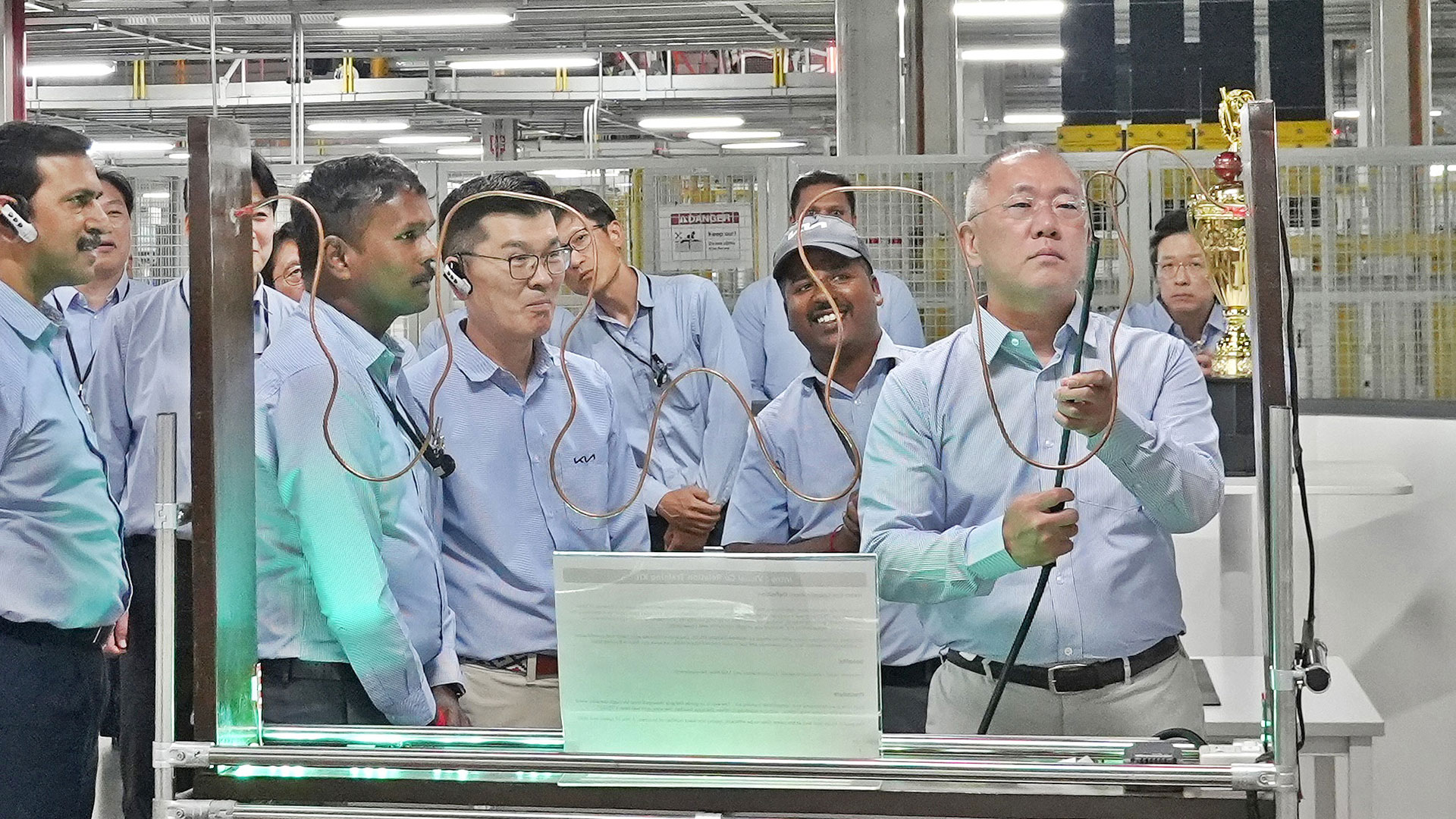 현대차그룹 정의선 회장이 기아 인도 아난타푸르공장 생산 라인에 설치된 신입사원 교육훈련 장비를 점검하고 있다.