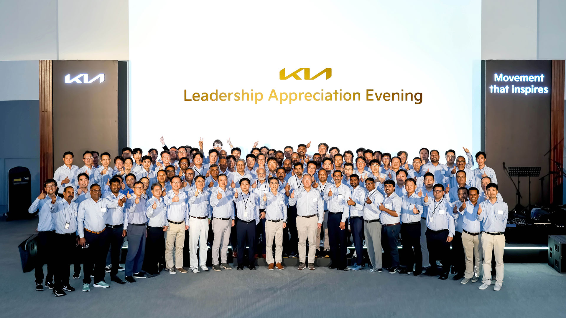 현대차그룹 정의선 회장(앞줄 오른쪽에서 아홉번째)이 기아 인도 아난타푸르공장 임직원들과 만찬 후 기념 사진을 촬영하고 있다.