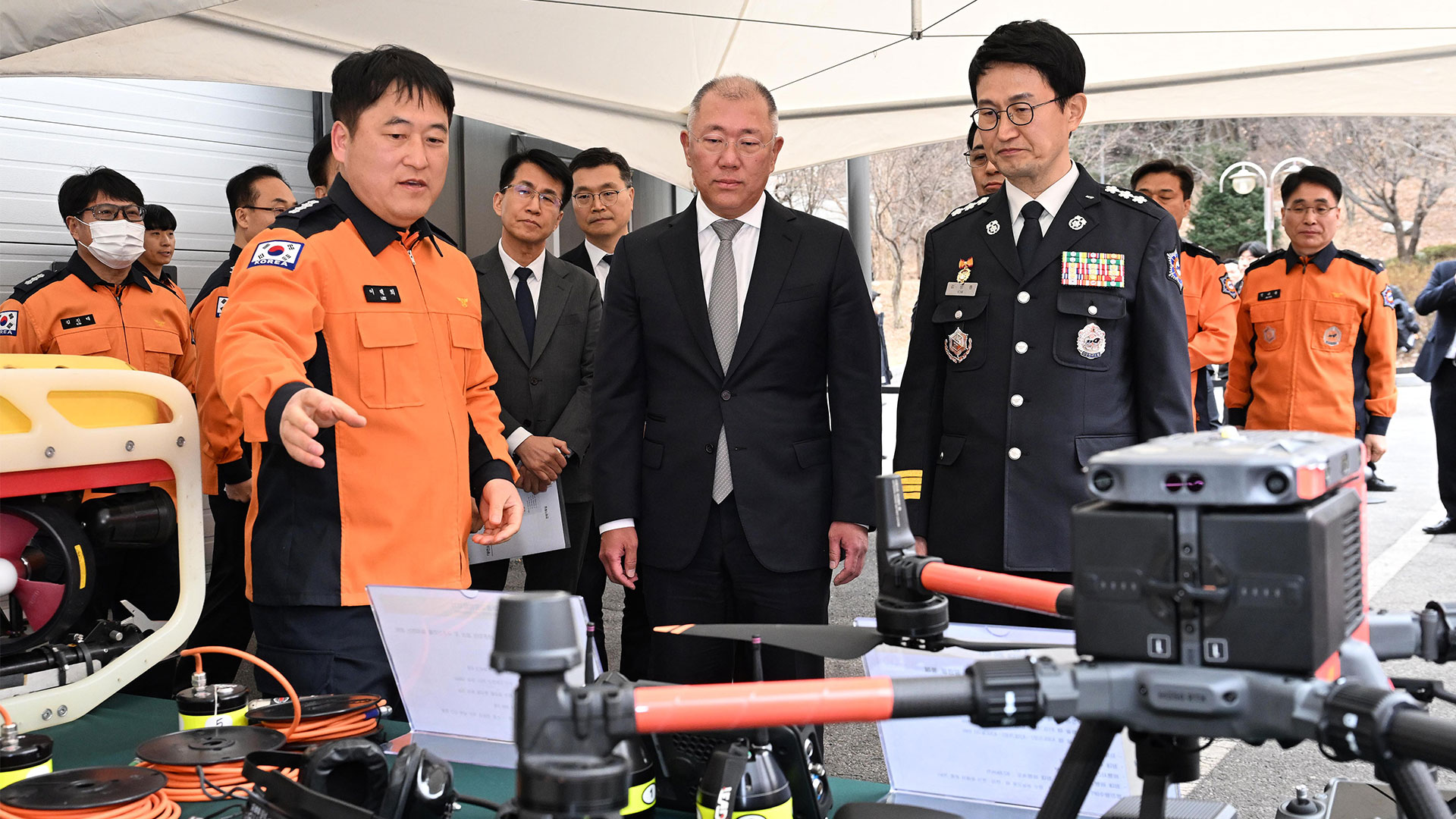 (가운데) 현대차그룹 정의선 회장이 특수구조대 장비 소개를 듣고 있는 모습