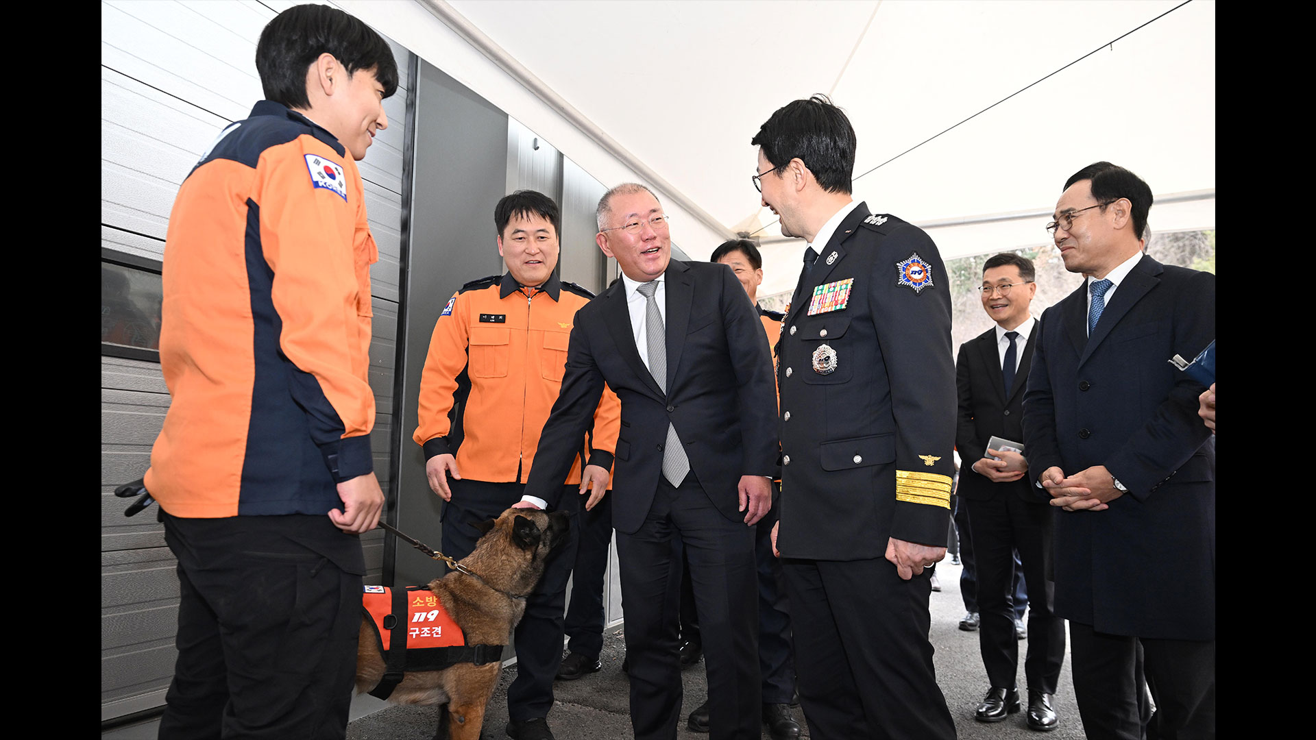 ) (가운데) 현대차그룹 정의선 회장이 특수구조대 구조견을 보고 있는 모습