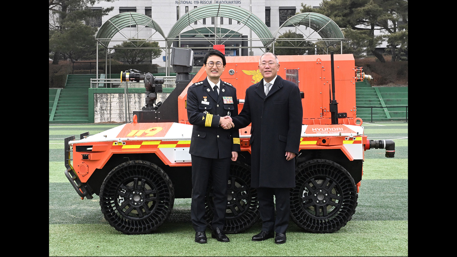 (왼쪽부터) 소방청 김승룡 소방청장 직무대행과 현대차그룹 정의선 회장이 무인소방로봇과 함께 기념 촬영을 하고 있는 모습
