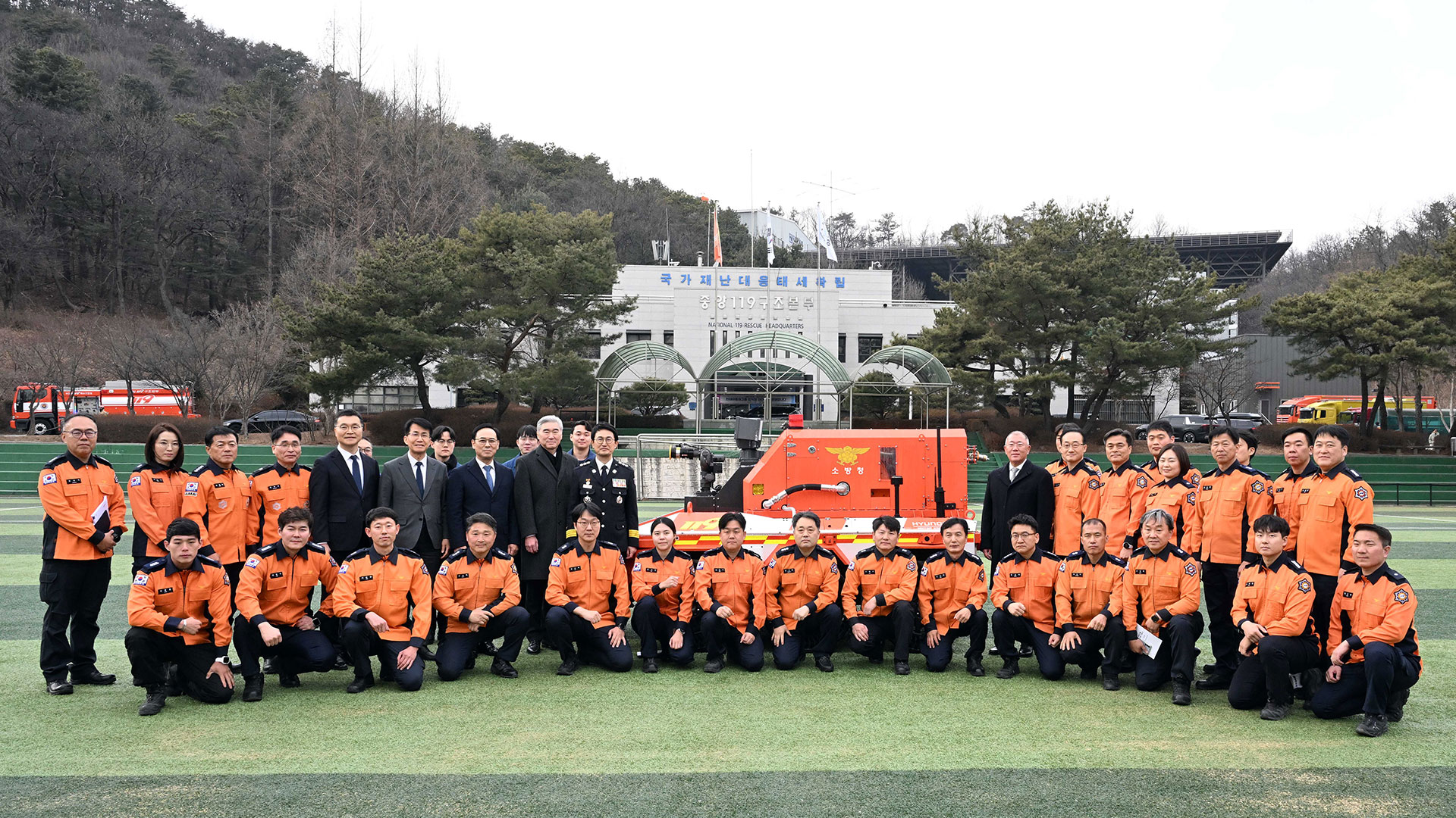 (두번째 줄 왼쪽 여덟번째부터) 현대차그룹 성 김 사장, 소방청 김승룡 소방청장 직무대행, 현대차그룹 정의선 회장을 비롯한 주요 참석자들이 소방관들과 함께 기념 촬영을 하고 있는 모습-1