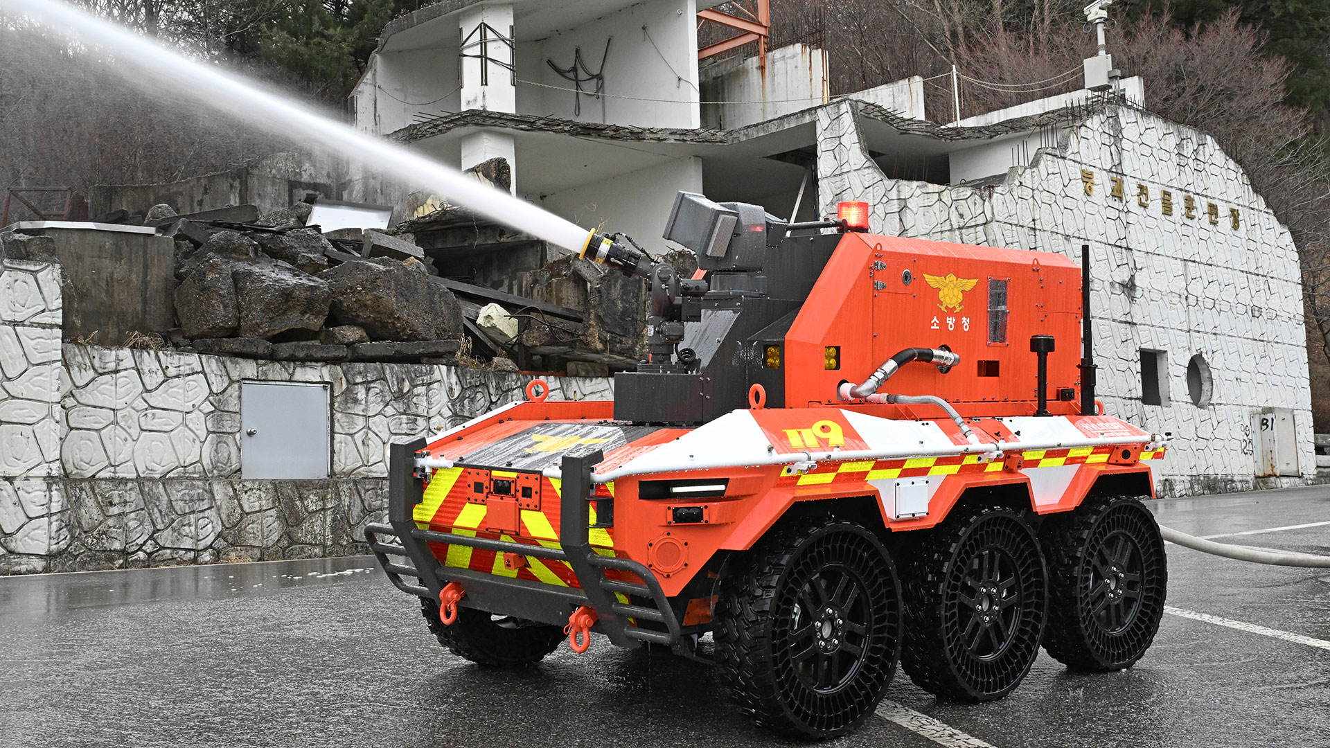 무인소방로봇의 모습-3