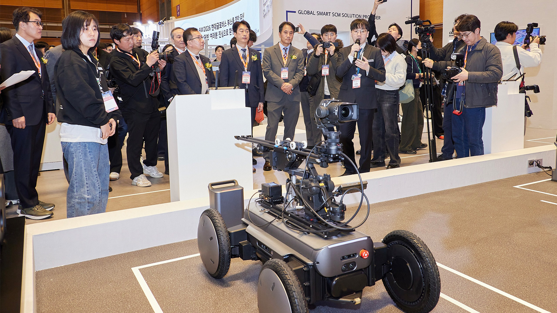 AW2026 전시장 내 현대차·기아 로보틱스랩 부스에서 로보틱스랩 관계자가 방송 촬영용 탑모듈 결합 콘셉트 모델 ‘모베드 브로드캐스팅’에 대해 설명하는 모습