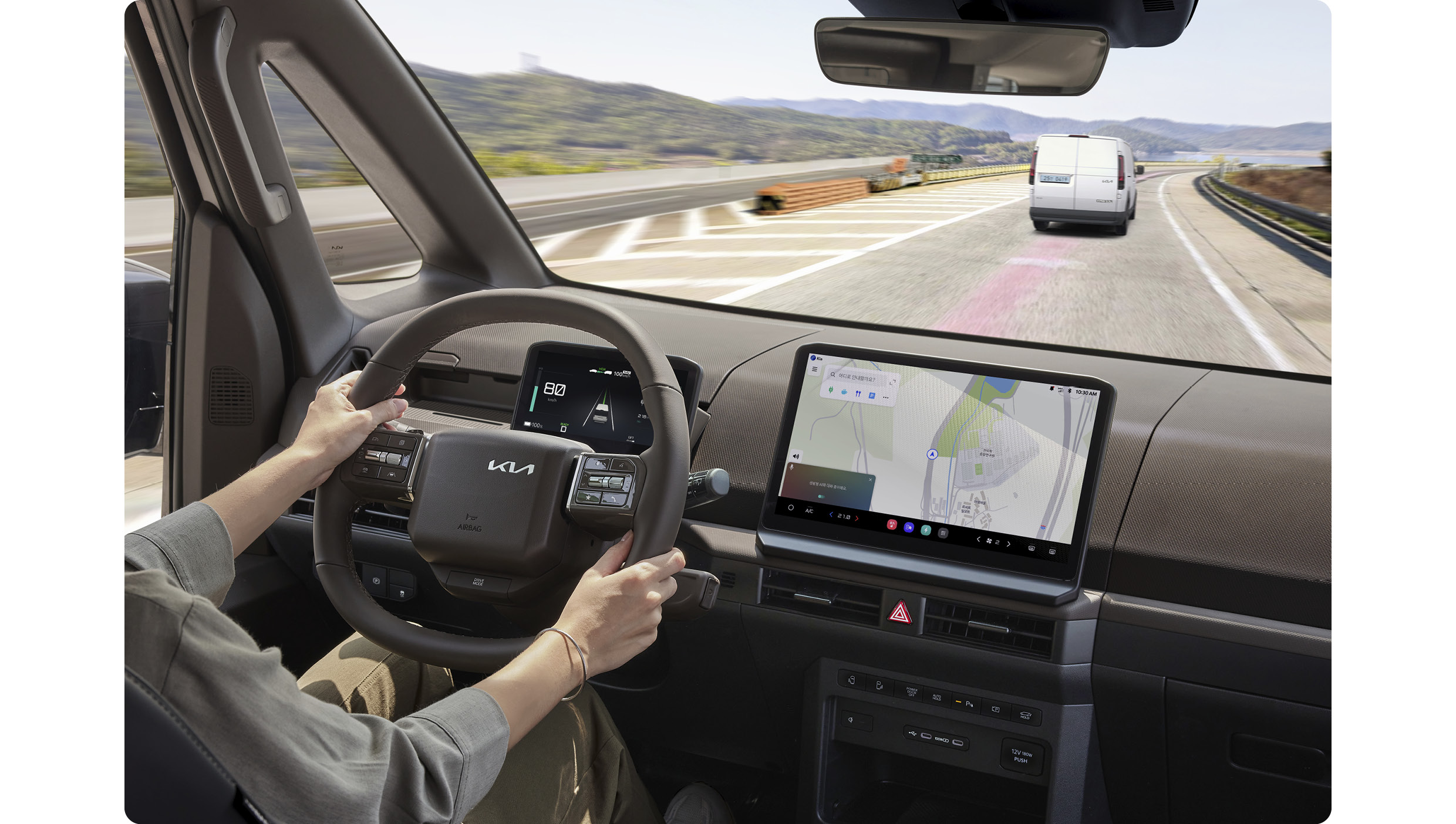 고속도로를 주행 중인 모습