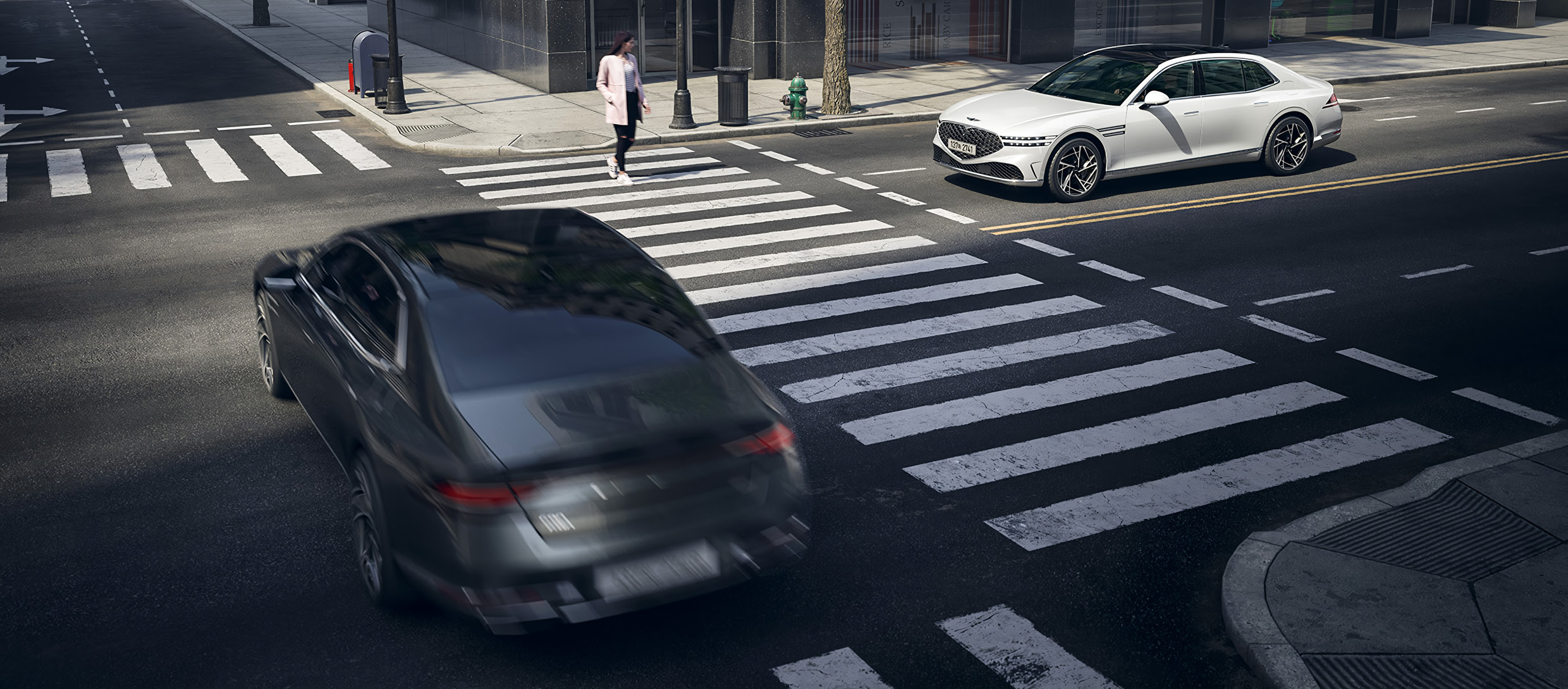 교차로를 주행 중인 제네시스 세단