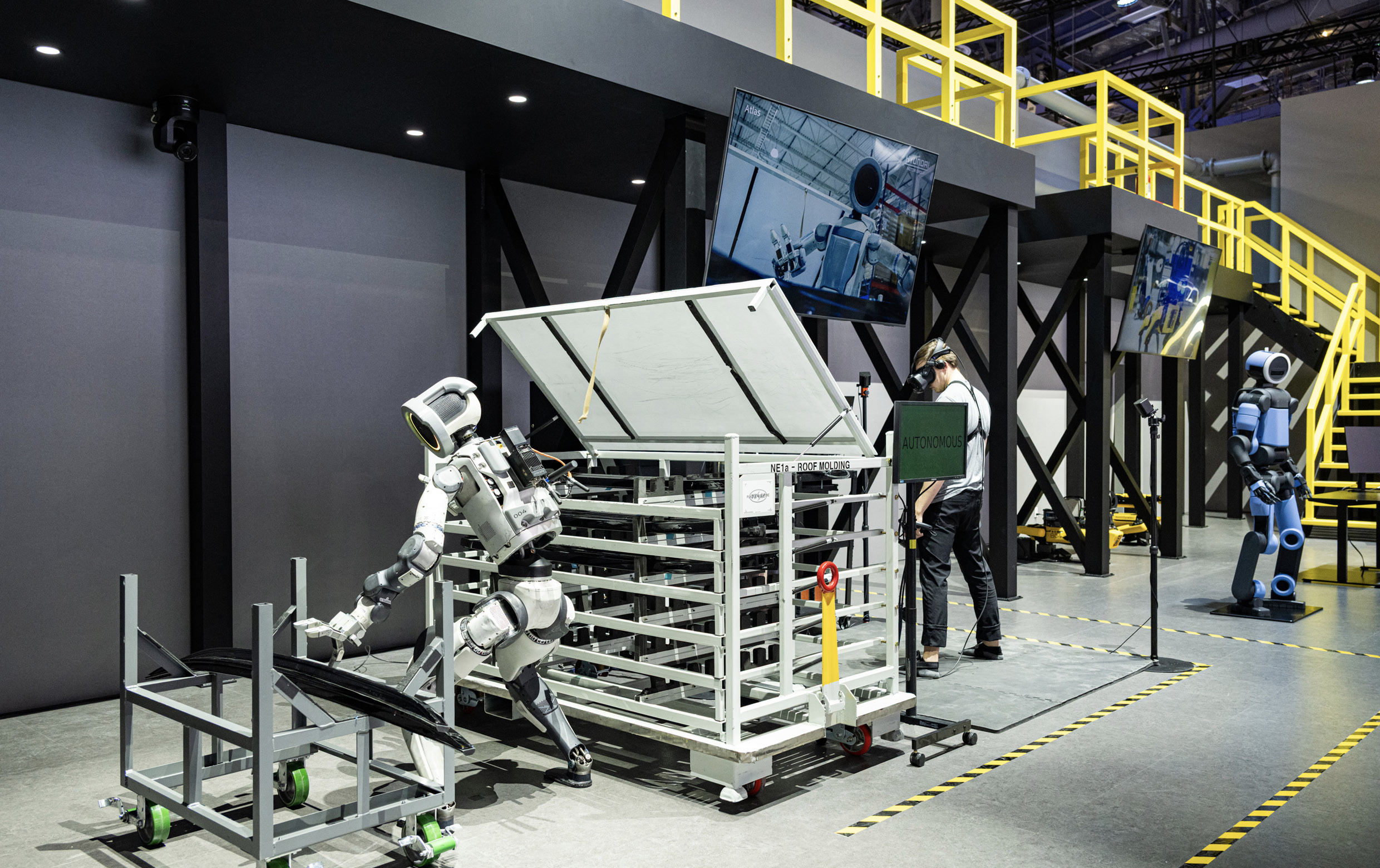 아틀라스가 물류 작업을 시범 중인 모습