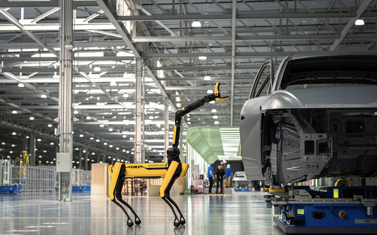 차량을 점검 중인 스팟