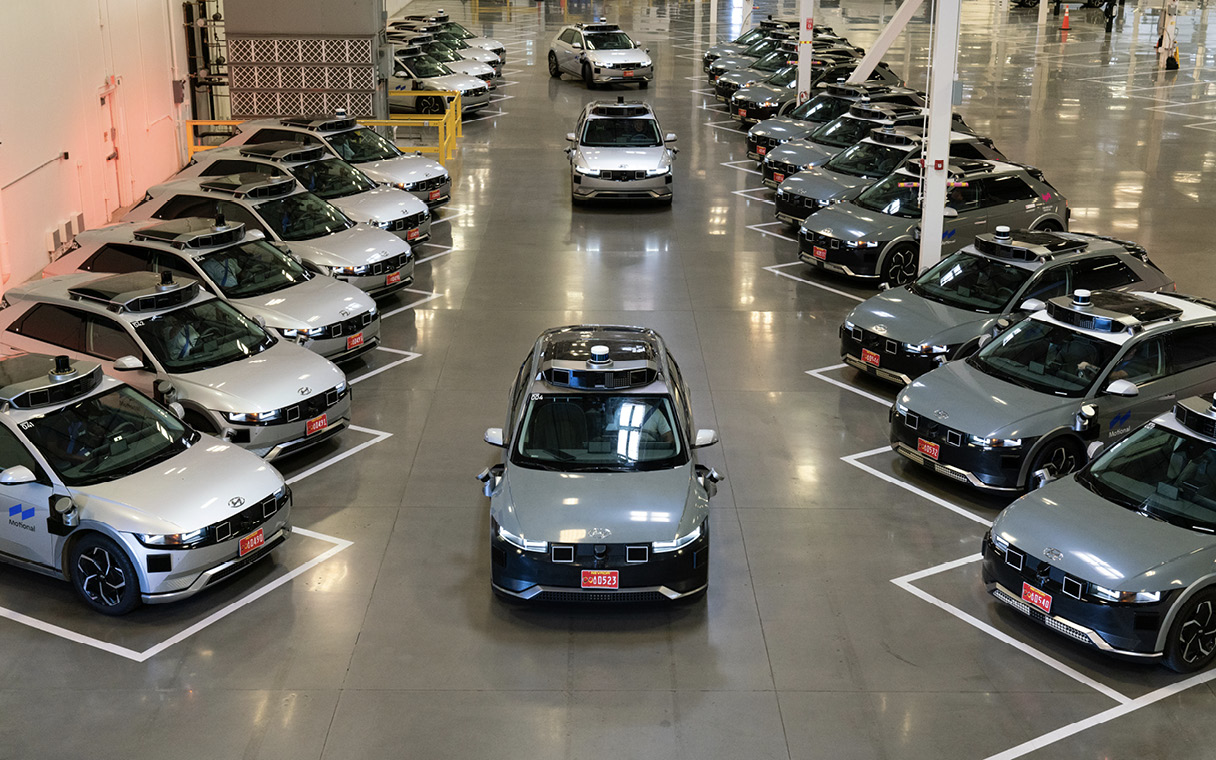 모셔널 로보택시가 도열해 있는 모습