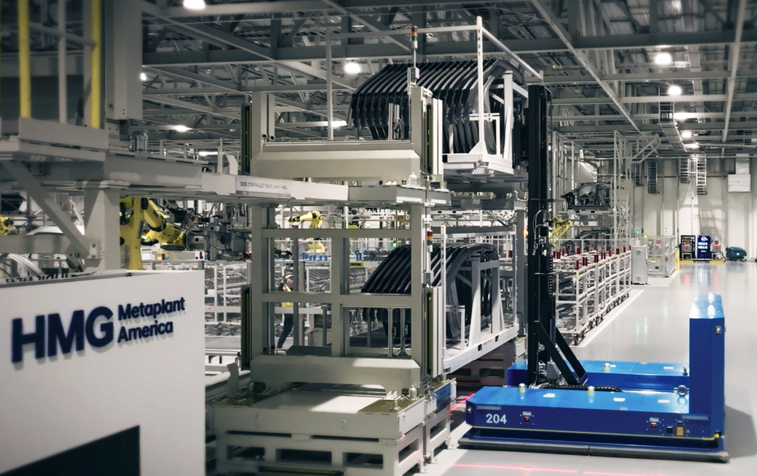 로봇이 부품을 옮기는 스마트 팩토리 내부 모습