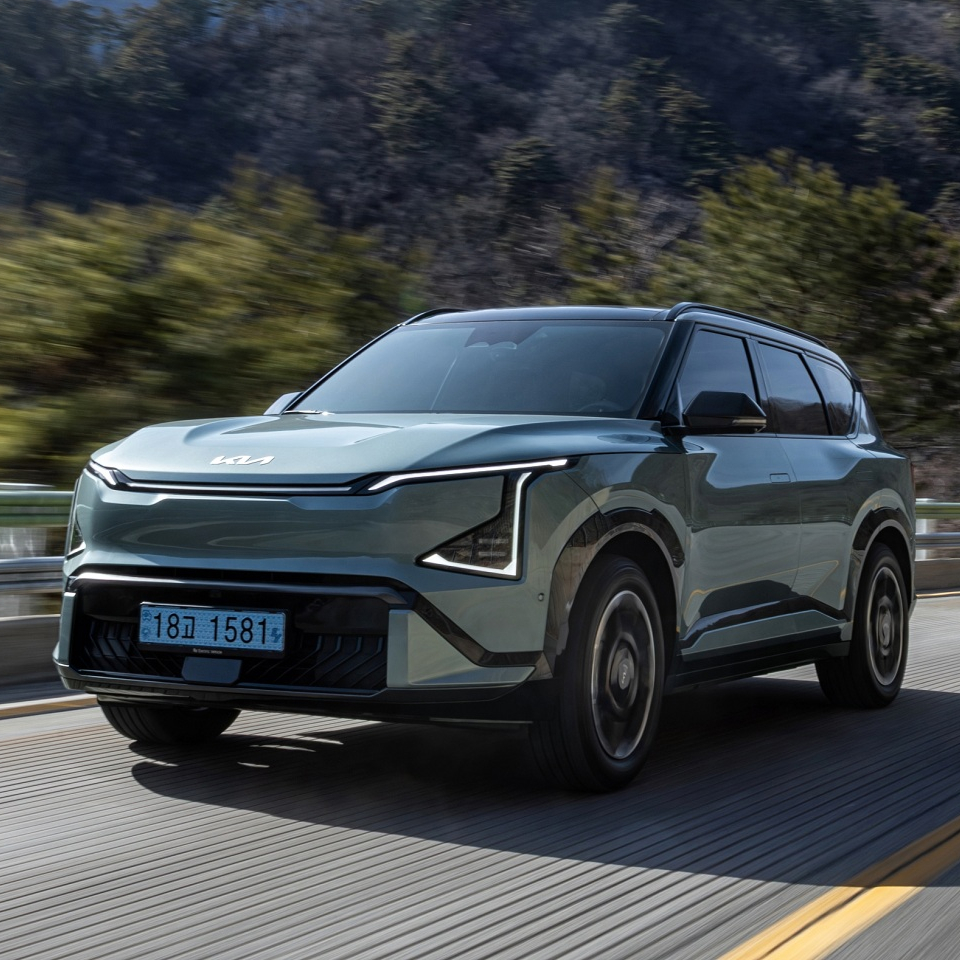 탁 트인 도로와 맑은 하늘 아래, 선명하게 드러나는 기아 EV5 GT-Line의 볼드한 실루엣.