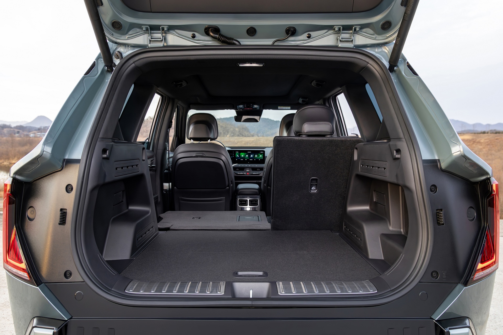 탁 트인 도로와 맑은 하늘 아래, 선명하게 드러나는 기아 EV5 GT-Line의 볼드한 실루엣.