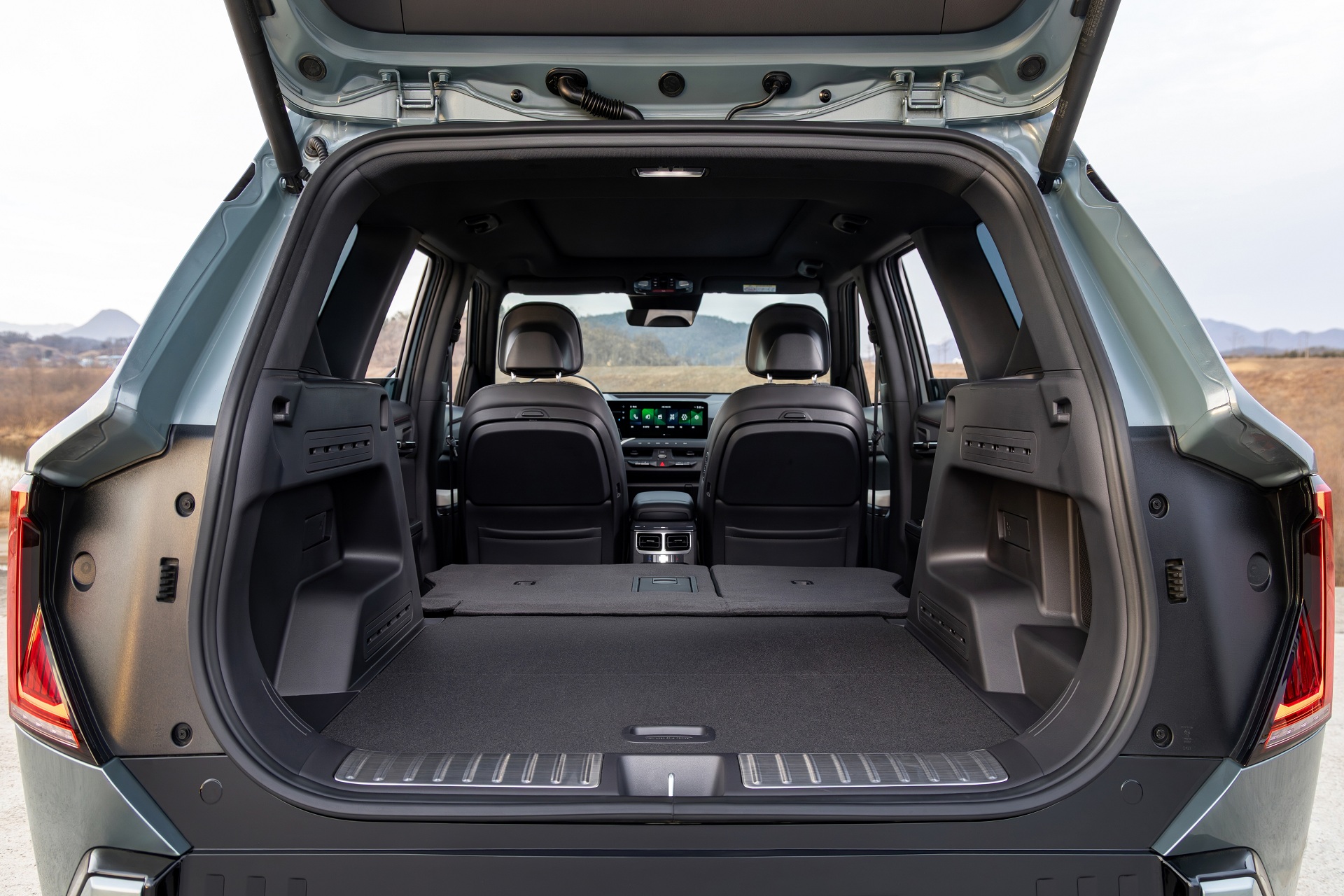 탁 트인 도로와 맑은 하늘 아래, 선명하게 드러나는 기아 EV5 GT-Line의 볼드한 실루엣.