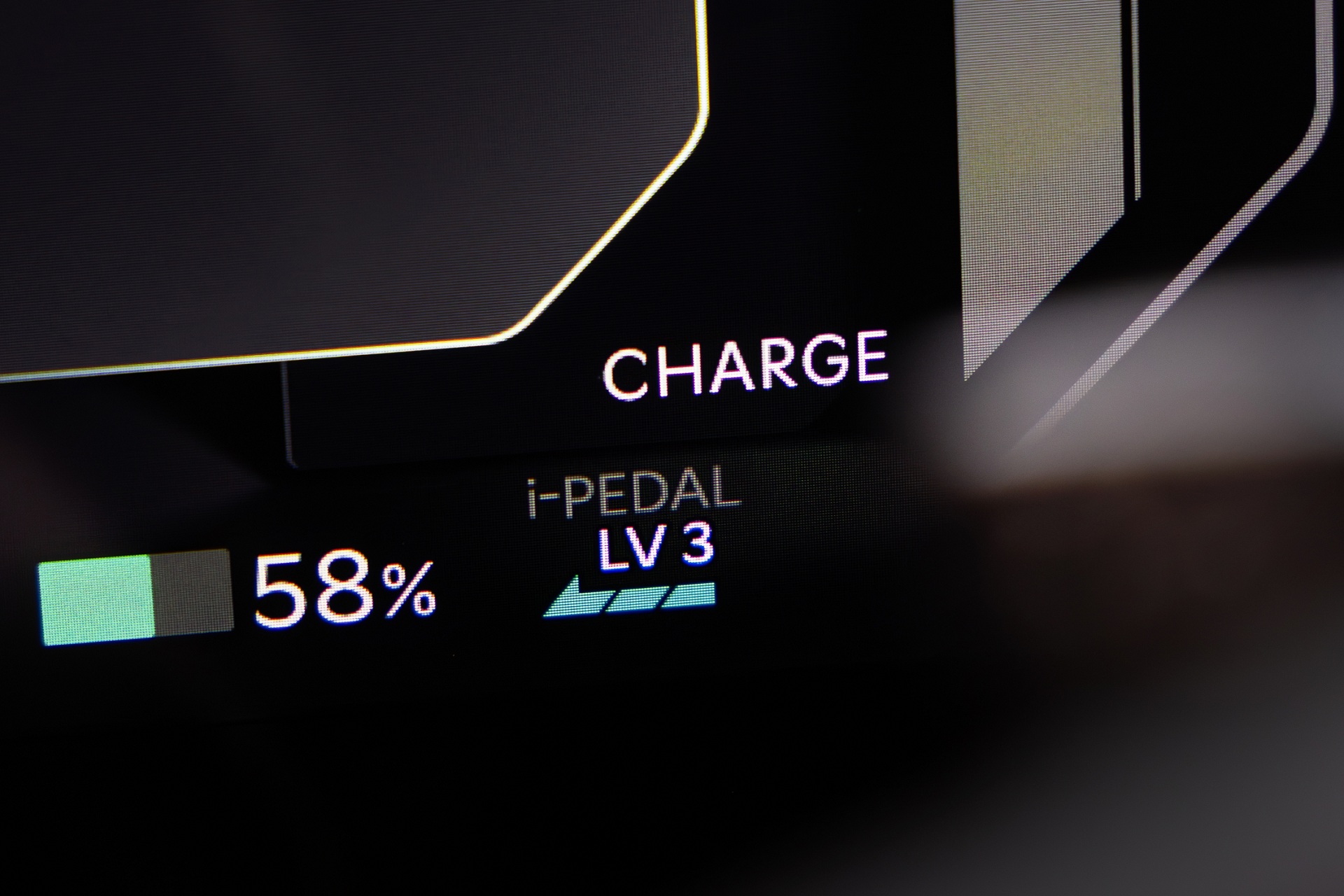 탁 트인 도로와 맑은 하늘 아래, 선명하게 드러나는 기아 EV5 GT-Line의 볼드한 실루엣.