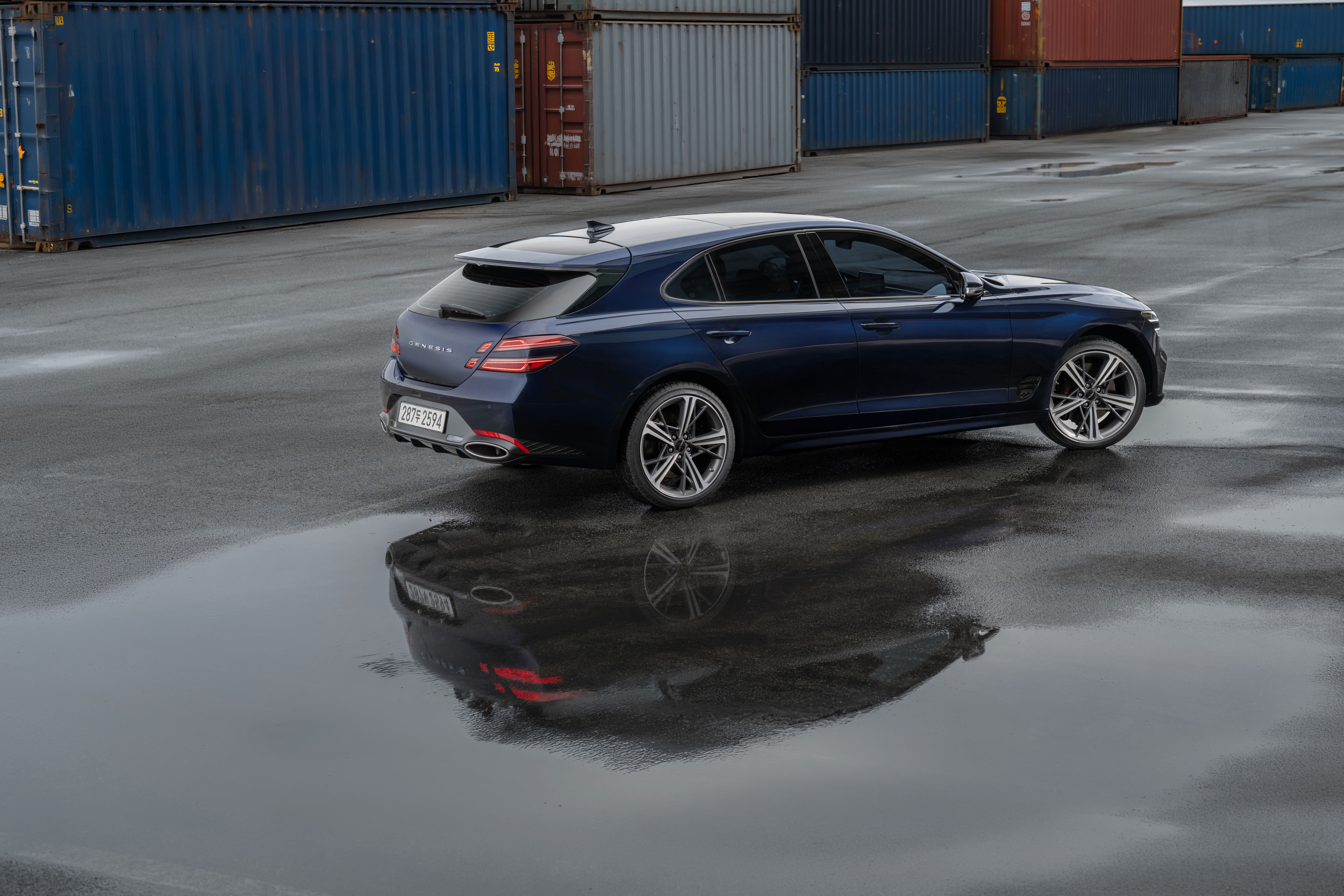 A presence that adapts, yet remains distinct. The G70 Shooting Brake carries a distinctive character across every setting. (5)