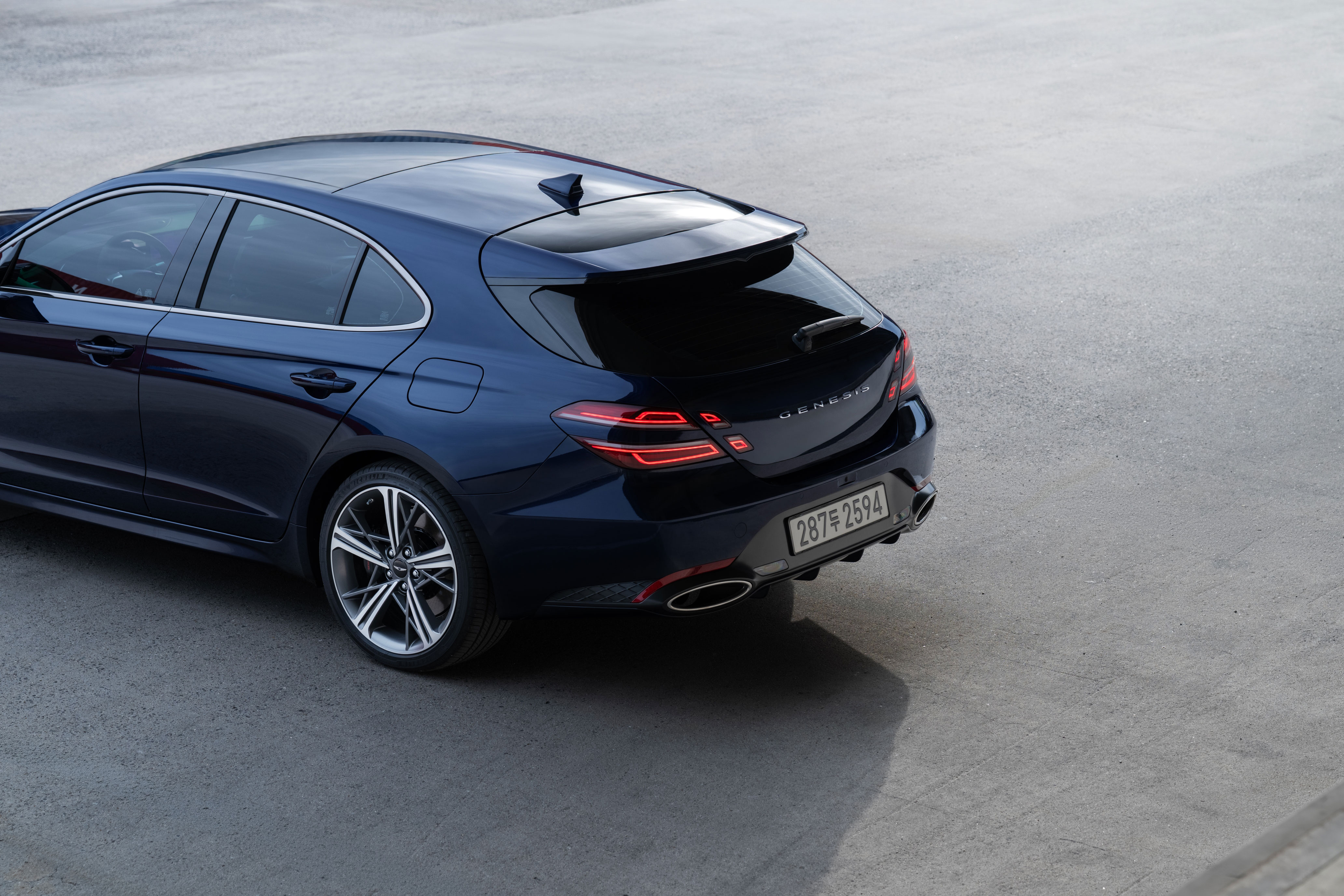 A presence that adapts, yet remains distinct. The G70 Shooting Brake carries a distinctive character across every setting. (6)