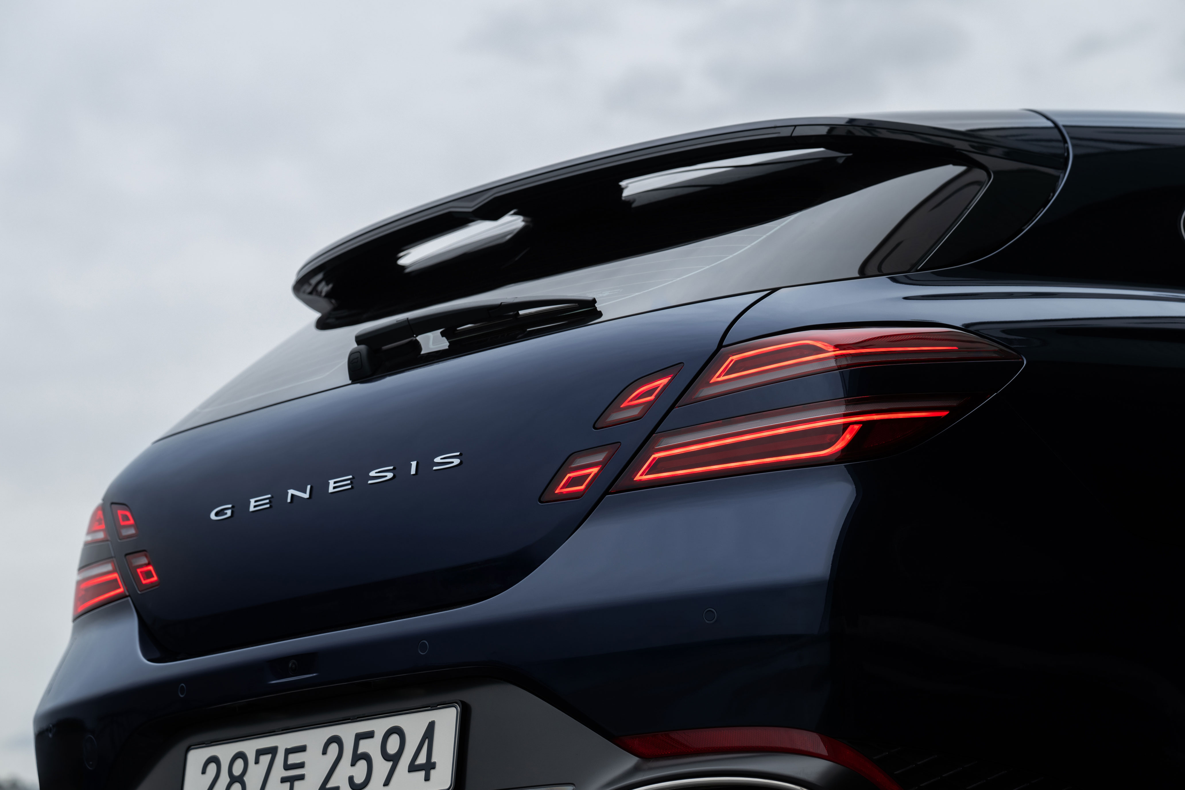 A presence that adapts, yet remains distinct. The G70 Shooting Brake carries a distinctive character across every setting. (9)