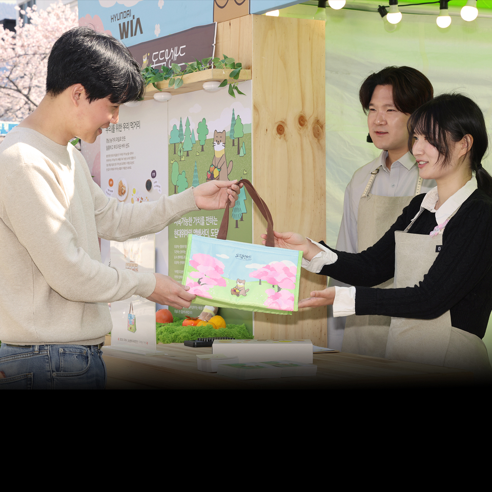 군항제 팝업에서 도담샌드를 구입하는 모습