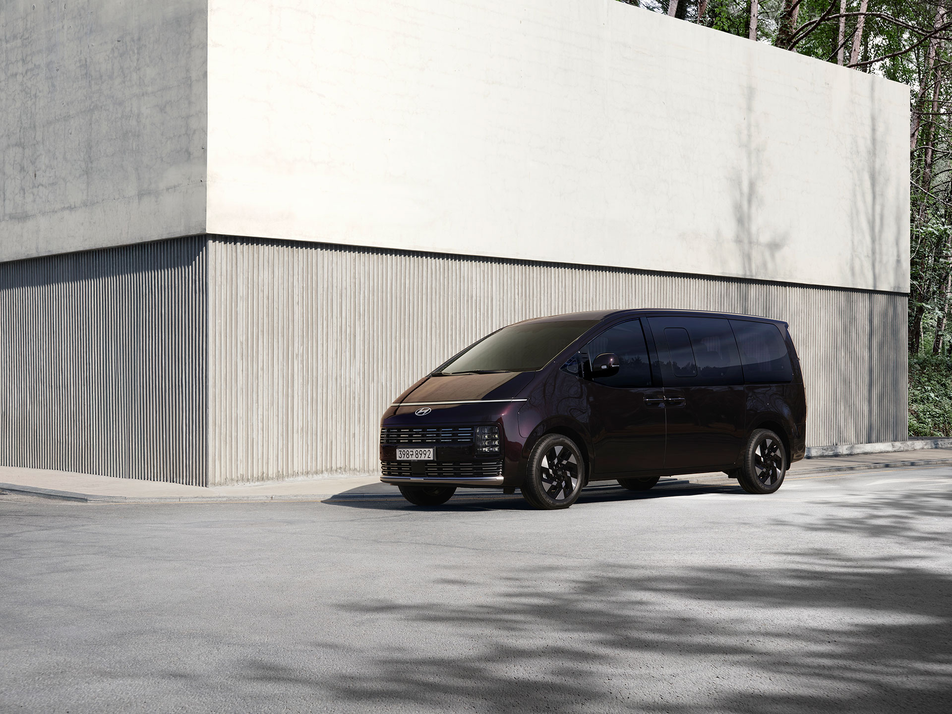 길가에 정차 된 현대자동차 더 뉴 스타리아 차량의 전측면