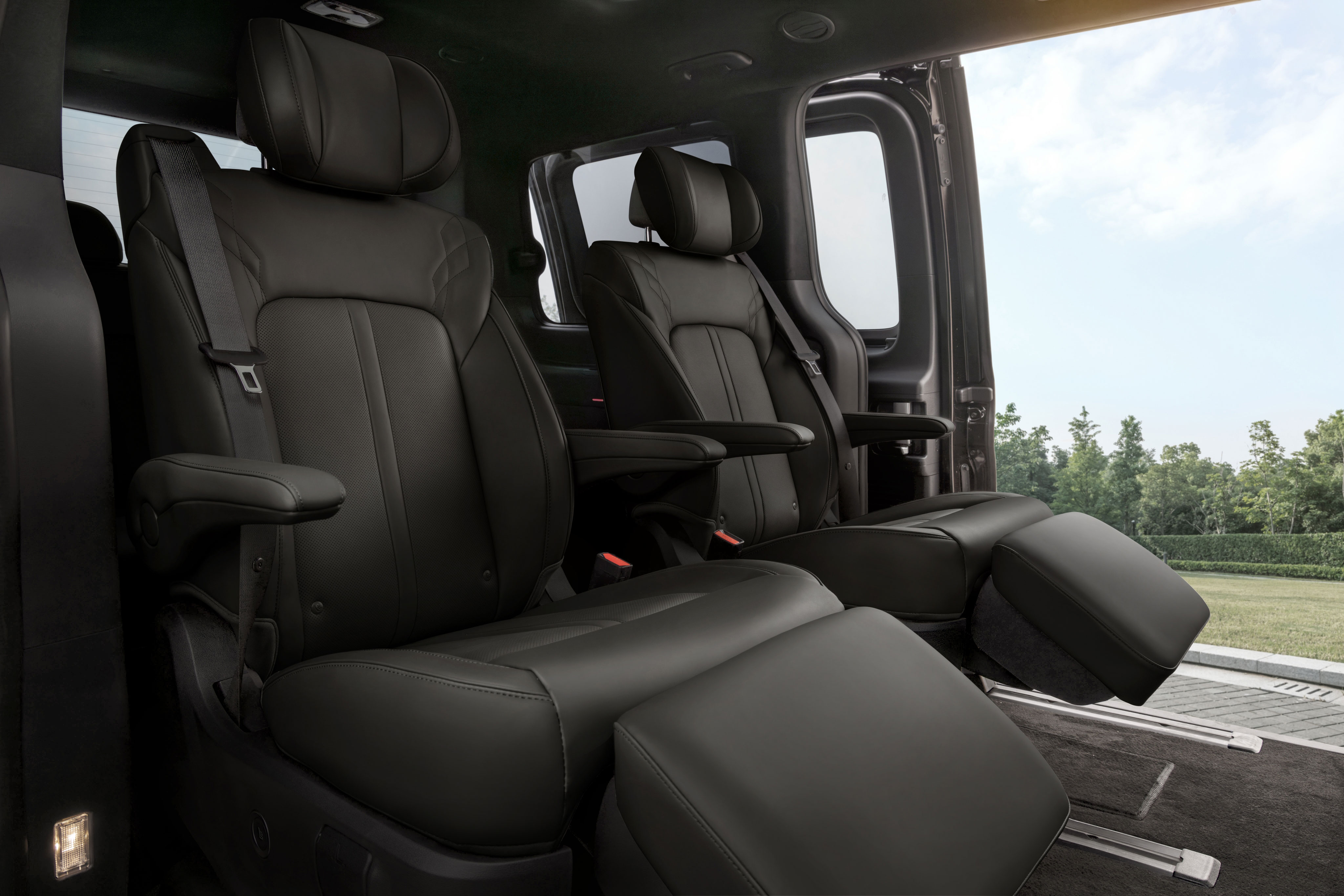 측면 도어가 열린 현대자동차 더 뉴 스라리아 차량의 내부