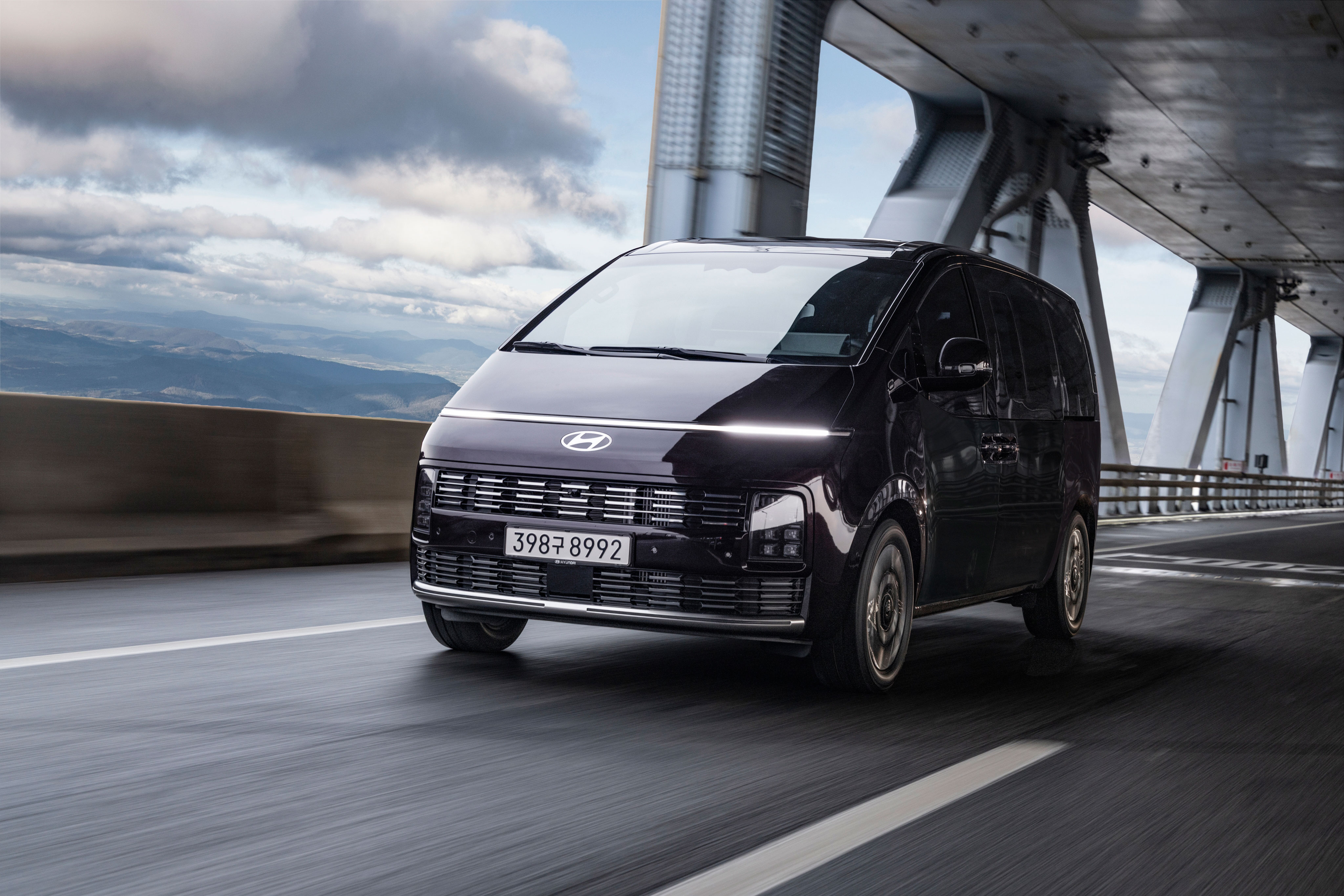 도로 위를 달리는 현대자동차 더 뉴 스라리아 차량의 후측면