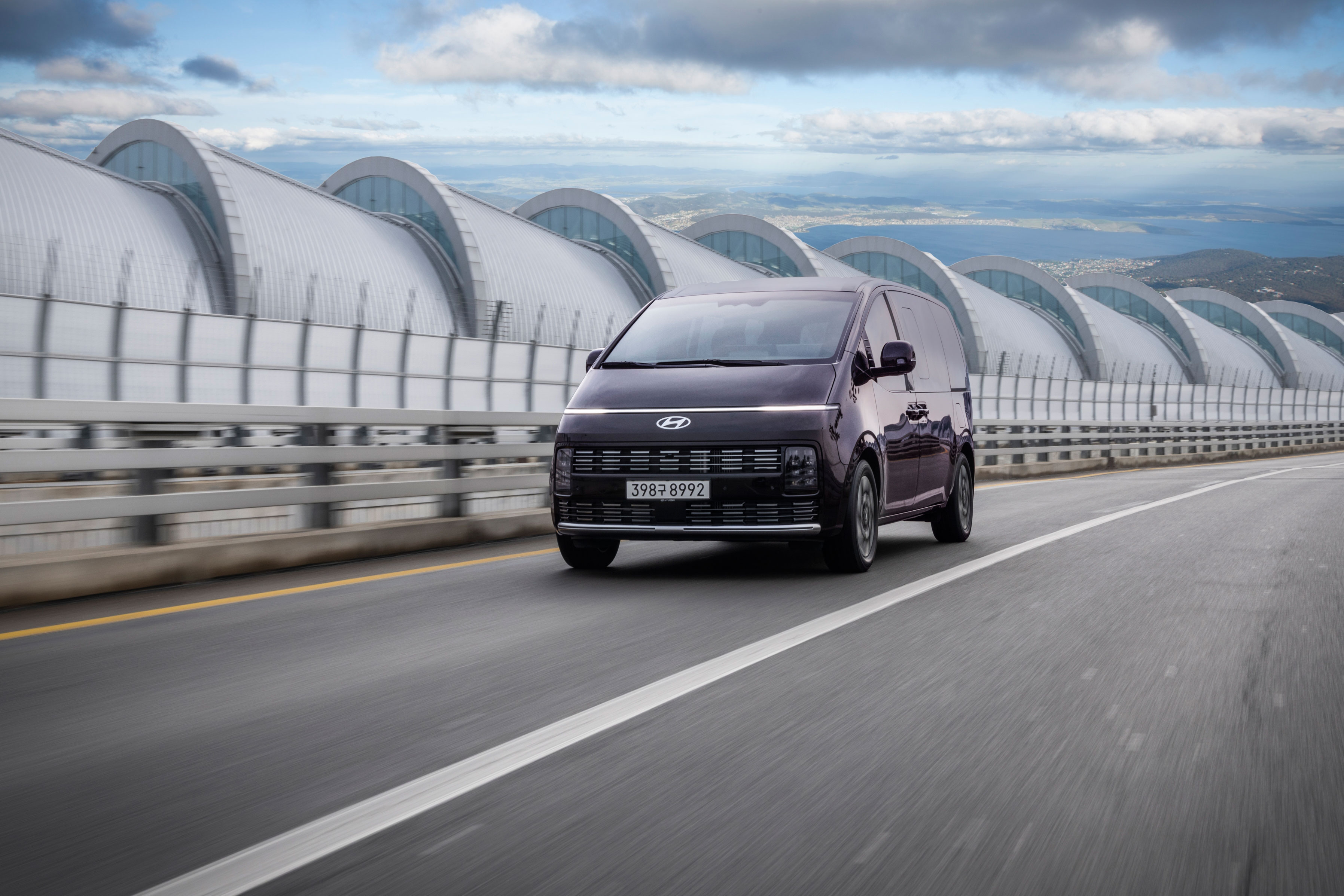 도로 위를 달리는 현대자동차 더 뉴 스라리아 차량의 전측면