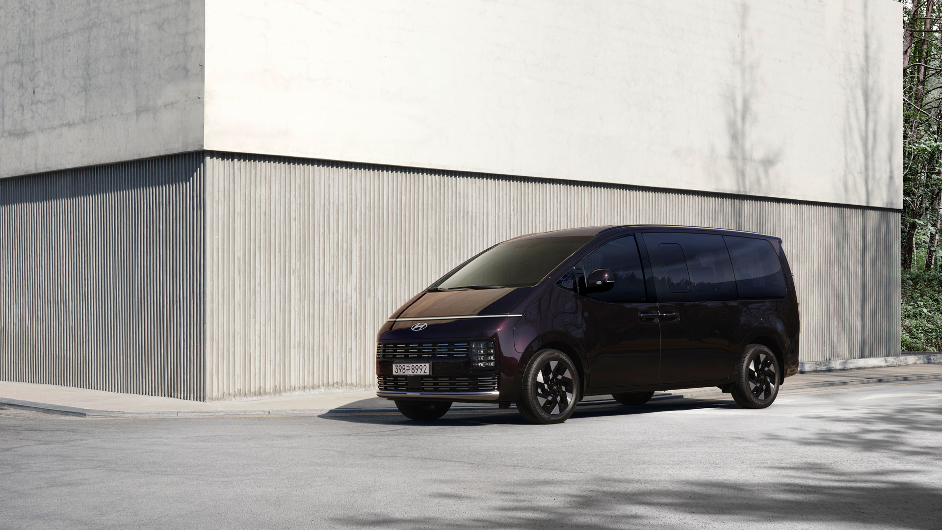 The new STARIA Lounge Hybrid expresses its character through light and form - main