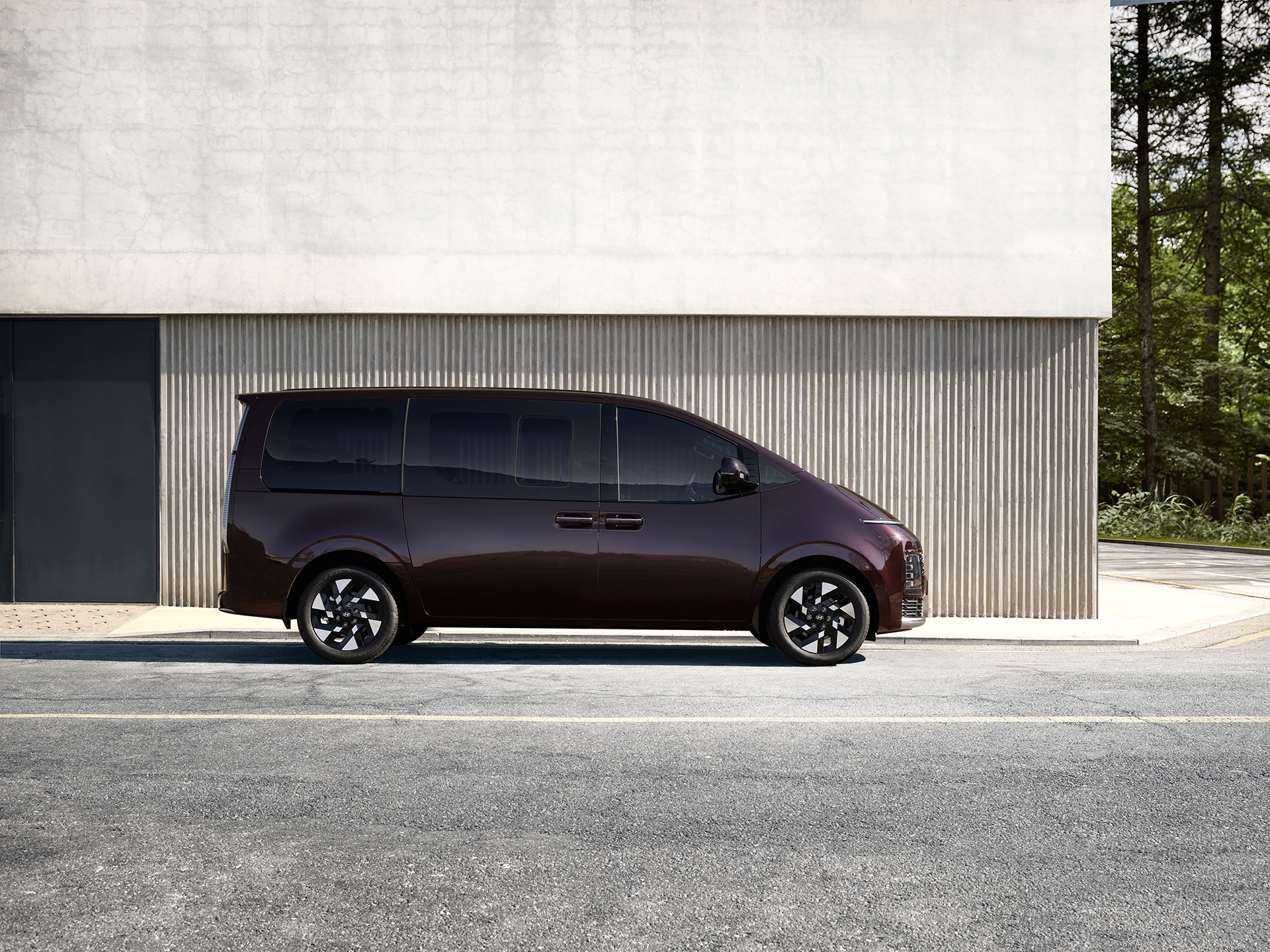 The new STARIA Lounge Hybrid expresses its character through light and form (2)