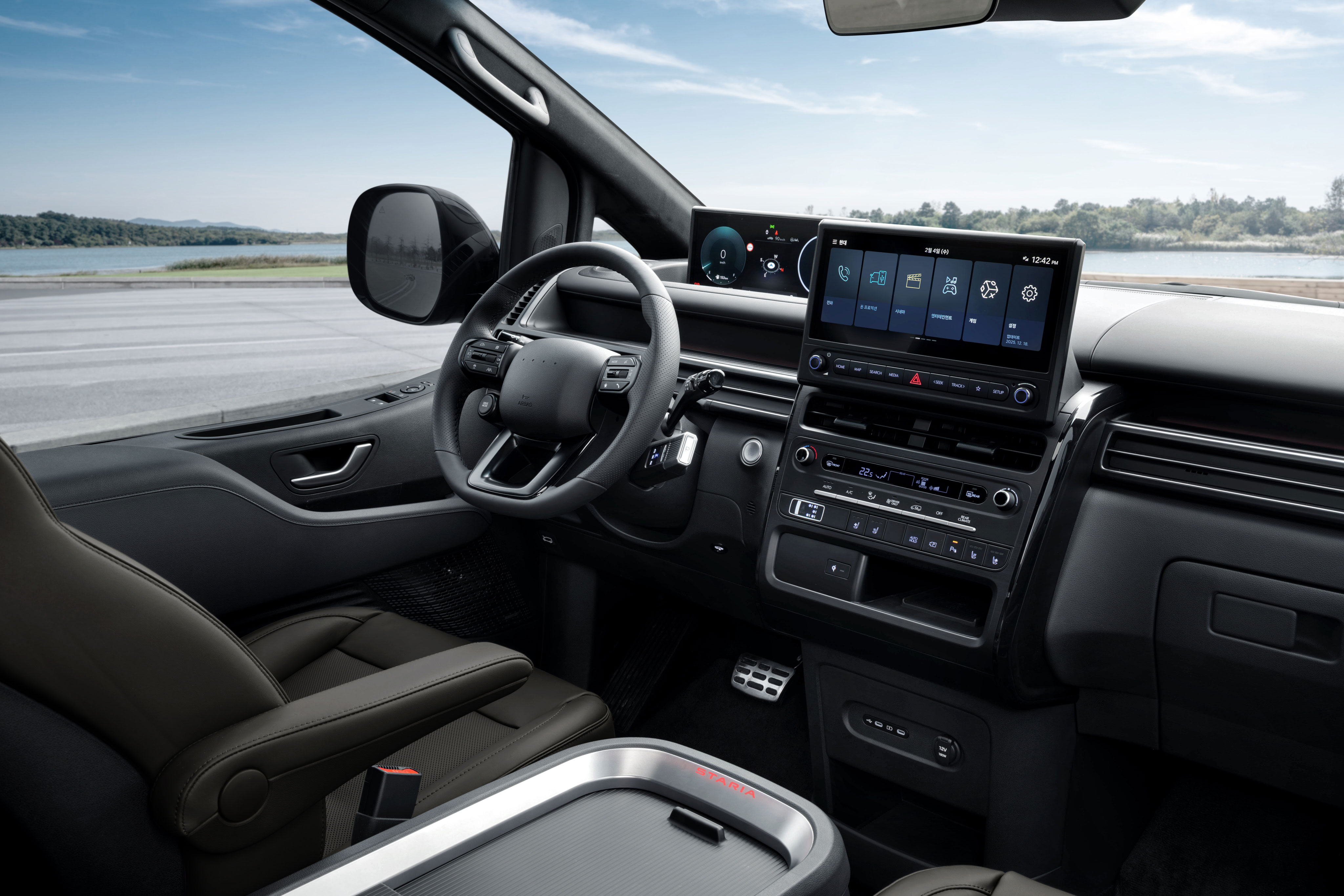 The new STARIA Lounge Hybrid expresses its character through light and form (5)