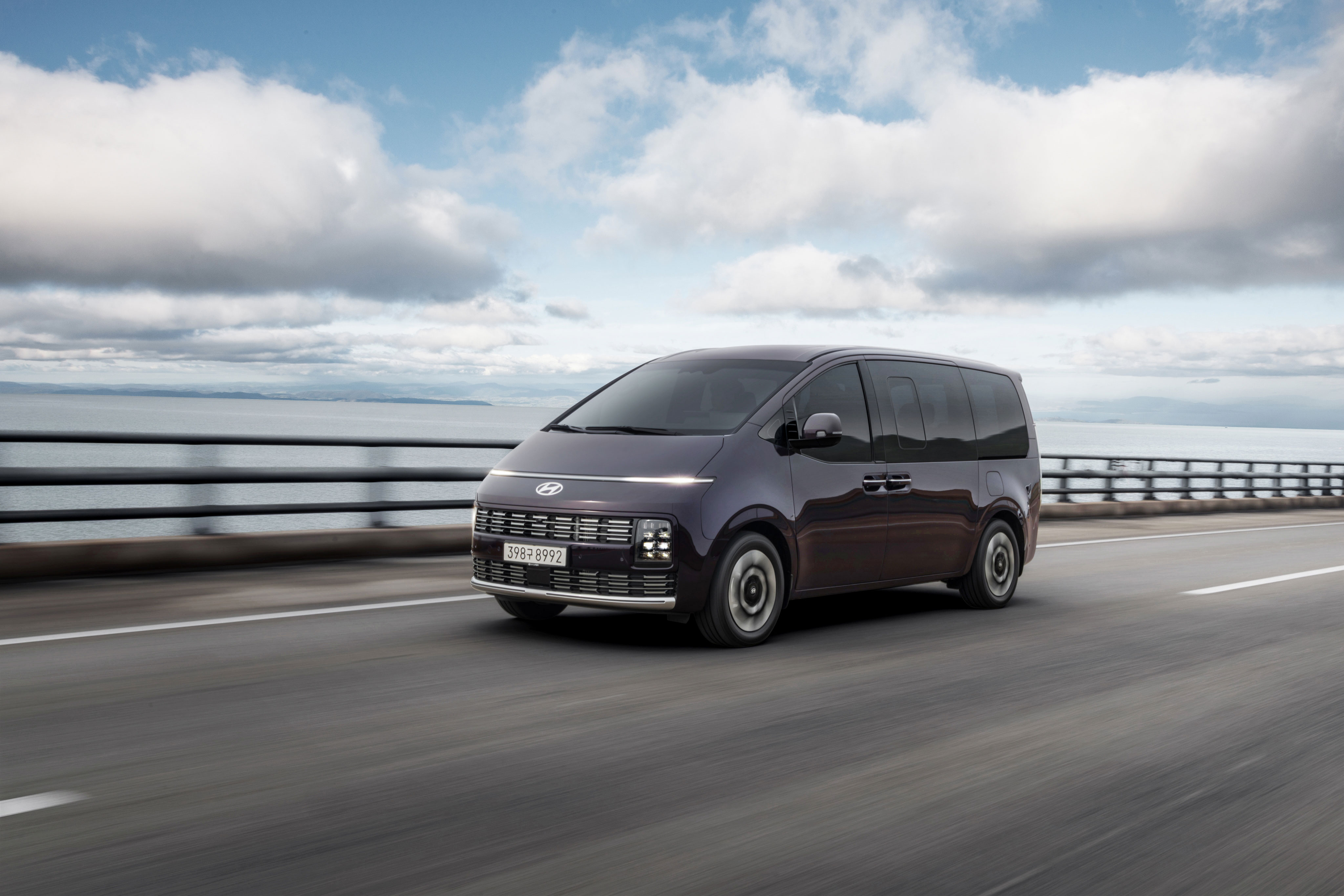 The new STARIA Lounge Hybrid expresses its character through light and form (10)